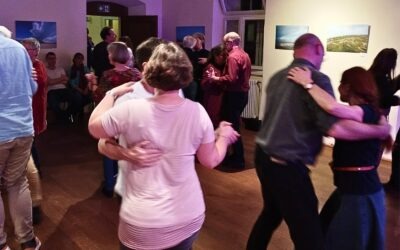 Premiere geglückt: Bal‑Folk bringt Tanzfreude und gesellige Begegnung ins Ruller Haus